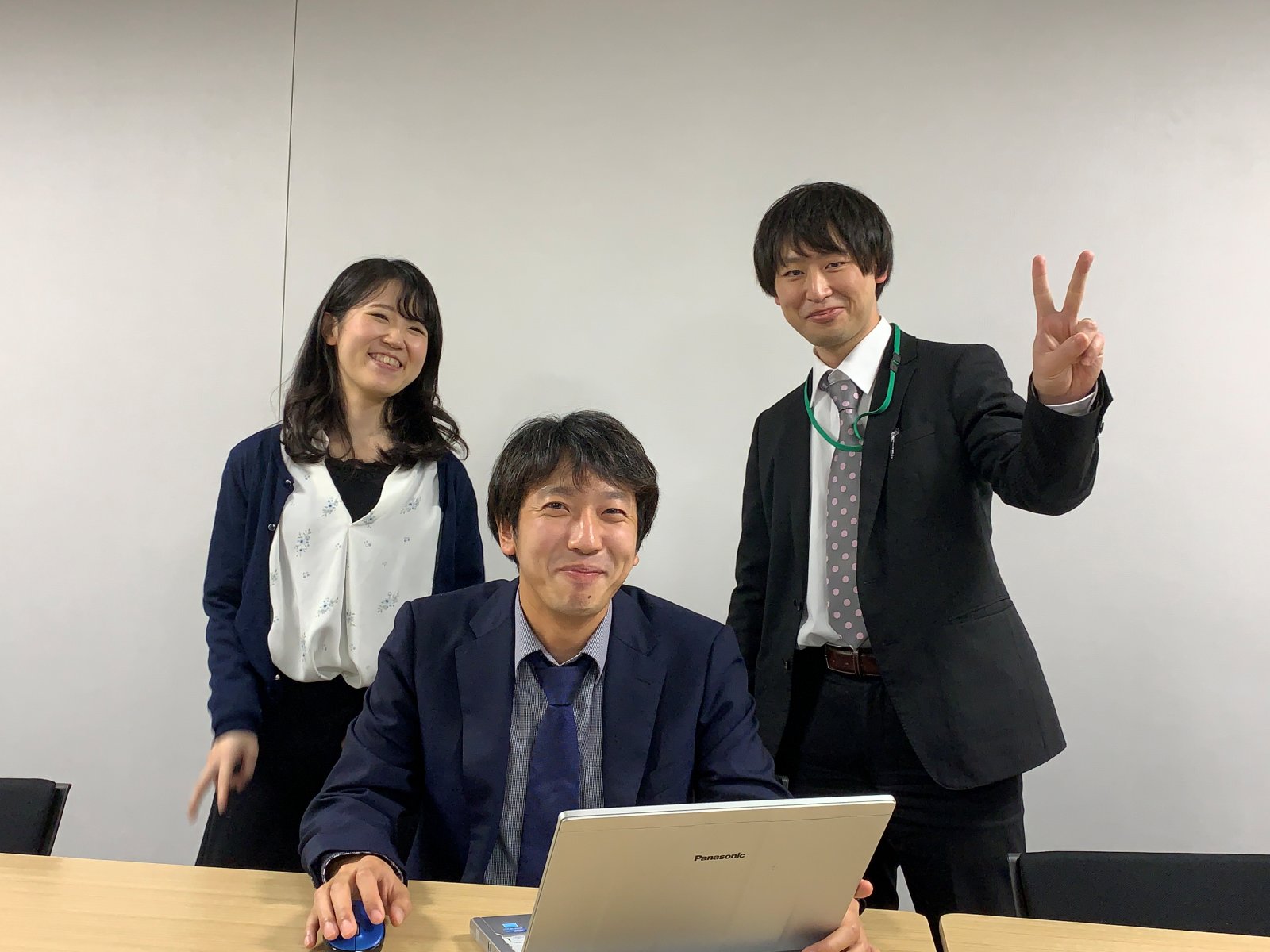 笑顔で並ぶInterbondのスタッフ